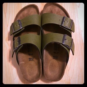 Olive green Birkenstock’s. 38 EU/7 1/2-8 US NARROW